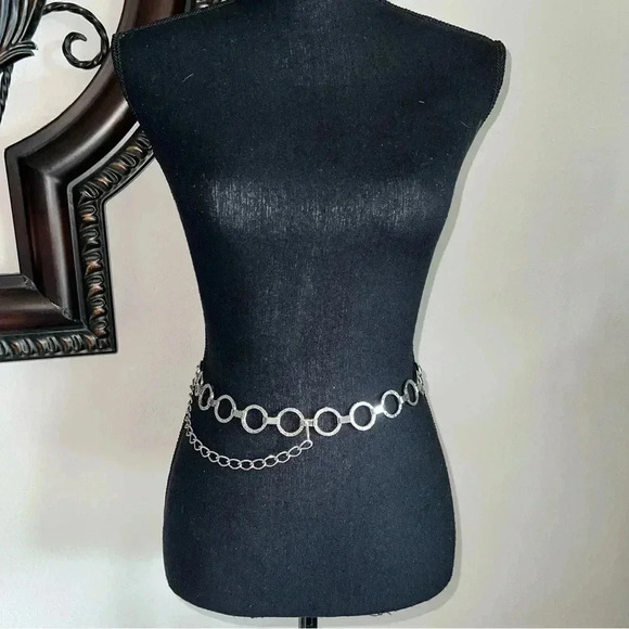 Women’s Silver Tone Chainlink Lightweight Circle Belt OS Fits Most - Picture 8 of 13